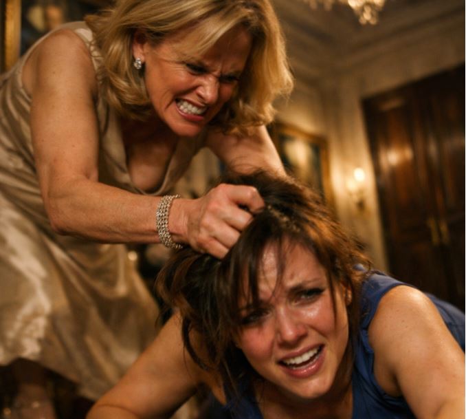 “Du glaubst, ein Name und ein Ehering verändern, wer du bist?”, meine Schwiegermutter wartete nicht auf eine Antwort. Mit einer Stärke, die von jahrzehntelanger Anspruchshaltung und einem plötzlichen, furchterregenden Ausbruch von Wut genährt wurde, riss sie meinen Kopf zurück. Ich spürte, wie ein Haar schnappte. Ich spürte, wie meine Sicht verschwamm vor Tränen von reinem, unverfälschtem Mist