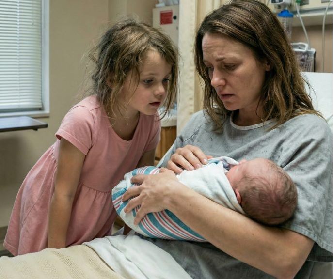 Meine fünfjährige Tochter sagte zu ihrer neugeborenen Schwester: ‘Jetzt bin ich nicht mehr allein mit ihnen’, und das unheimliche Geheimnis, das ich hinter dem ‘perfekten’ Lächeln meines Mannes fand…