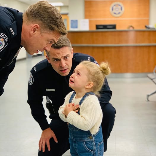 Ein kleines Mädchen ging auf eine Polizeiwache, um ein schweres Verbrechen zu gestehen, doch was sie sagte, versetzte den Beamten in völliges Erstaunen.