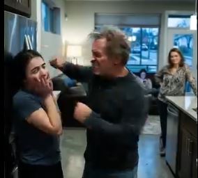 Mein Vater schlug mir einen Zahn aus, weil ich mich geweigert hatte, meiner Schwester mein Gehalt zu geben. Meine Mutter lachte und sagte: „Parasiten wie du sollten lernen zu gehorchen.“ Auch mein Vater lachte und fügte hinzu: „Deine Schwester verdient Glück. Du verdienst gar nichts.“