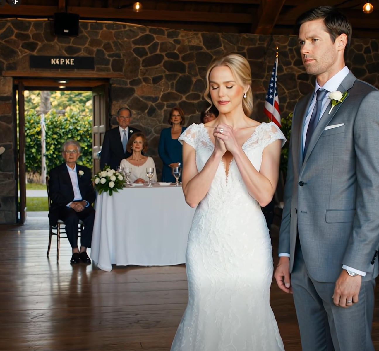 Mina föräldrar sa åt mig att inte komma hem på Thanksgiving eftersom min syster inte ville ha drama, så jag åt ensam på en restaurang tills familjen vid bordet bredvid bjöd in mig, och fem år senare blev de min lagliga familj – något mina föräldrar upptäckte först på mitt bröllop. – Nyheter