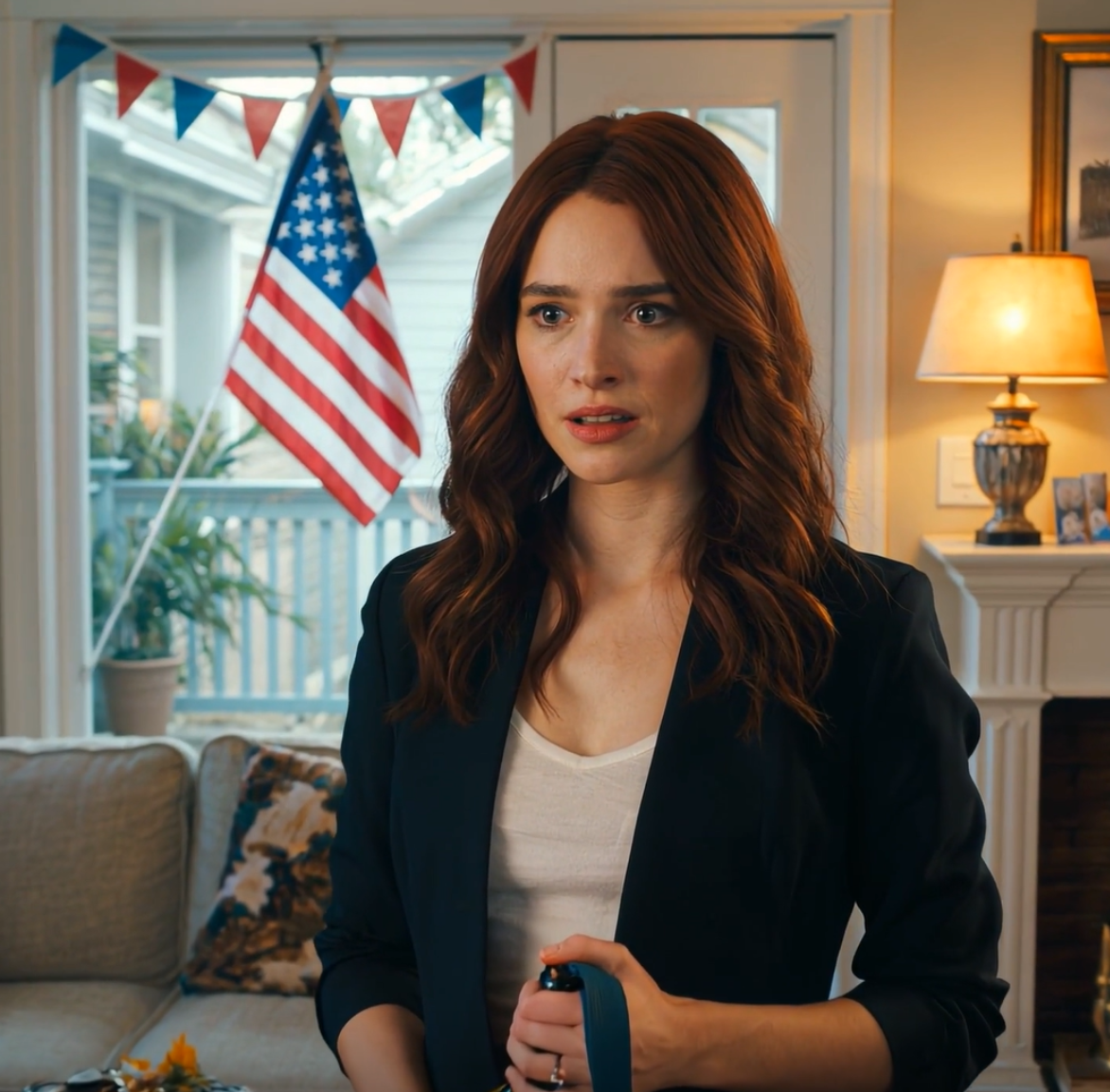 På min systers inflyttningsfest överraskade min familj mig med att jag skulle ge henne mitt fritidshus. Mamma skrek: “Du har inte ens barn – fortsätt bara gå med din hund!” Pappa vrålade: “Din syster har barn – du är bara en karg ödemark!” fnissade systern: “Det var dags att familjens besvikelse lönade sig!” När jag vägrade gav pappa mig en bakhand medan alla jublade. Den kvällen ringde jag ett samtal som förintade dem alla…