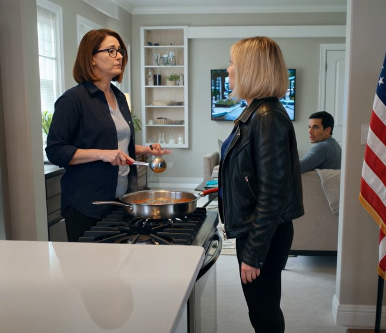 Jag rörde om i soppan när min svärdotter slängde ner sleven precis bredvid mitt huvud. “Vem lagar mat så där?!” fräste hon. Min son skruvade just upp TV:n och betedde sig som om han inte hörde någonting. Fem minuter senare skakade ett högt slammer köket. Han sprang in – och frös till vid tanken på vad han såg. – Nyheter