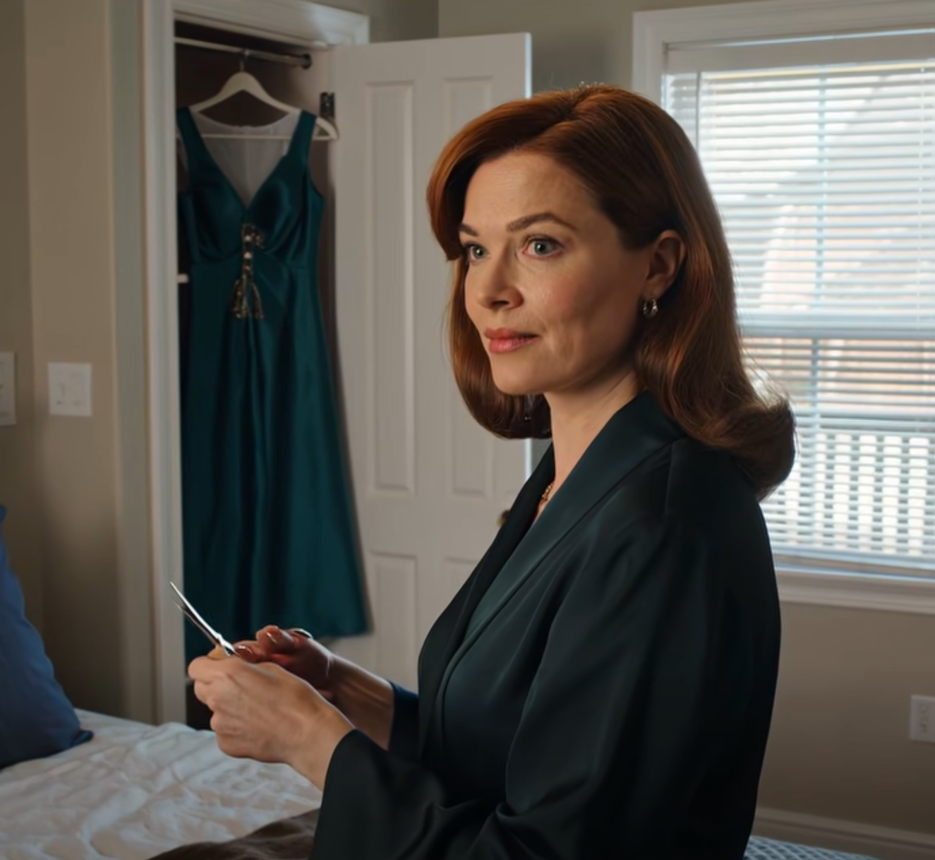 Dagen före min 50-årsdag besökte min avlidne far mig i en dröm – så tydligt kändes det som om rummet höll andan. Han stod i dörröppningen som han brukade, i den där välbekanta grå tröjan, med ögonen stadiga och allvarliga. – Nyheter