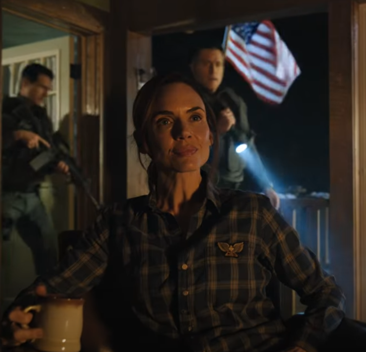 Min kusin anlitade en menig grupp för att knuffa ut mig. ”Få ut henne”, beordrade han. ”Jag bryr mig inte hur lång tid det tar.” Ledaren kom in genom min dörr – sedan frös han till. Han såg örnmärket på mitt bröst, och färgen försvann från hans ansikte… – Nyheter