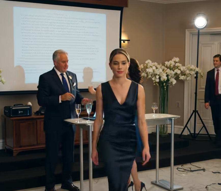 På min förlovningsfest reste sig pappa och skålade: ”För min dotter – som äntligen hittade en man som var tillräckligt desperat.” Sextio gäster kippade efter andan, och min fästman började ställa sig, men jag höll i hans arm och höll mitt leende stadigt.