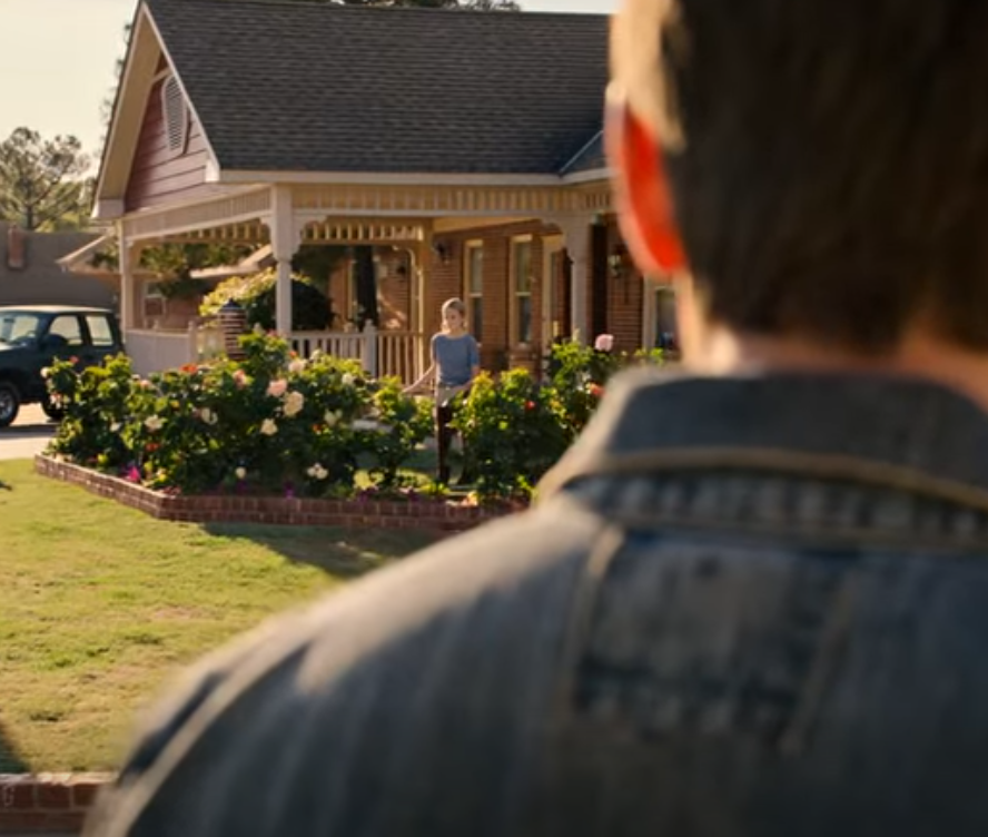 Mannen vände sig långsamt och hörde knappt flickans sång. Det var samma sång som han hade sjungit för dottern han inte hade sett för 7 ÅR SEDAN… Har du någonsin hört en sång som du trodde att du aldrig skulle höra igen – och känt tiden vikas på mitten?