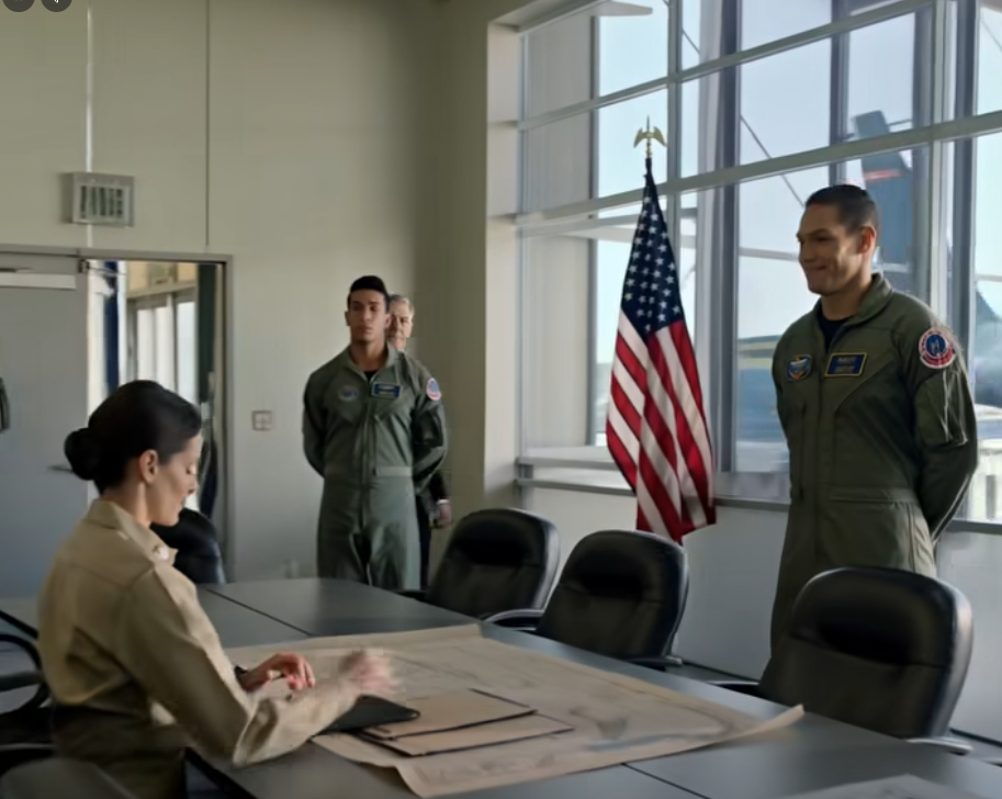 Männen flinade när jag satte mig ner. ”Fru, genomgångar är för piloter.” Sedan kom amiralen in och hälsade på mig. ”Tillstånd att börja, kommendör Vega.” Rummet blev tyst.