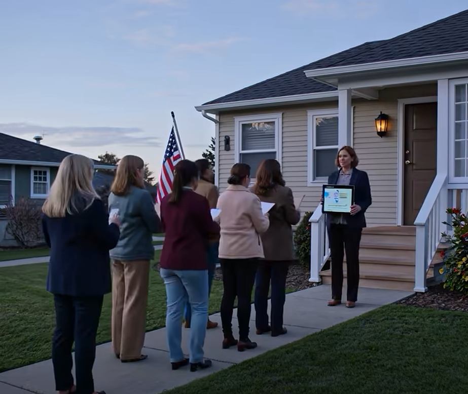 ”Avslutade affären på din hyresportfölj – totalt 4,2 miljoner dollar”, tillkännagav min syster på min födelsedagsfest och delade ut 200 000 dollar till släktingar. De tackade henne för att hon ”städade upp min situation”. Jag rättade dem inte. Inom en vecka började 31 riktiga hyresgäster ringa – och några dök till och med upp vid hennes dörr: ”Vem är du, och varför säger du att du äger våra hem?” Hennes juridiska räkningar nådde 75 000 dollar innan den första förhandlingen ens hade börjat. – Nyheter