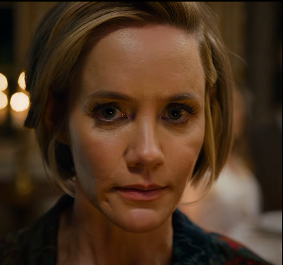 På julafton, inför 22 personer, snodde min svärdotter presenten jag gett min son och hånade: ”Billigt.” Hon tappade den på golvet, ljudet av ljudet tystade hela bordet i 38 sekunder, och min son kunde inte få fram ett enda ord. Jag fortsatte att le och städade tyst, för i fickan fanns det redan en mapp med papper och ett samtal planerat till nästa morgon. – Nyheter