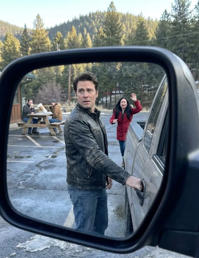 Jag hittade min frus bh under passagerarsätet och min mage sjönk – så den natten spårade jag min egen arbetstelefon, såg henne lämna en bar med en annan man och såg dem gå in på ett hotell i handen. Jag skrek inte. Jag konfronterade henne inte. Jag gick hem, sov i soffan och började flytta ut mitt liv i tystnad – låda för låda – tills den dag hon åkte på en “arbetsresa”. Den morgonen lade jag min vigselring på köksbordet, lämnade en rad på en lapp – “Jag hoppas att det var värt det” – och försvann in i en husvagn i bergen där ingen kunde hitta mig. I ÖVER ETT ÅR HADE JAG FULLSTÄNDIGT GLÖKT HENNE… TILLS EN LÖRDAG PÅ ETT KAFÉ I EN LITEN STAD GÅR JAG UT TILL MIN PISTOL OCH HÖRDE EN RÖST ROPA MITT NAMN FRÅN ANDRA GATAN. ​​JAG VÄNDE MIG OM – OCH DÄR VAR HON, VINKADE SOM OM HON ÄNTLIGEN HADE VUNNITT… SEN SPRING HON MOT MIG OCH SA: ”PAUL… JAG HAR LETAT EFTER DIG”… OCH JAG INSE ATT HON ​​INTE KOM HELA VÄGEN BARA FÖR ATT BE OM URSÄKT…