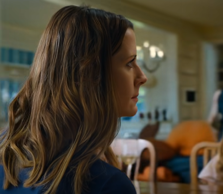 “Din dotter är INTE INBJUDEN till min födelsedag”, fräste min mamma under familjemiddagen. Min 12-åring förvandlades till sten medan alla fortsatte äta som om det vore normalt. Jag bad inte. Jag reste mig upp, och jag gick inte heller. Jag skickade henne DEN HÄR presenten istället. Hon öppnade den och blev blek. Pappa väste: “Vad gjorde du?”