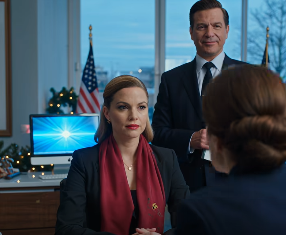 Vid jul skålade min svärmor för: ”Jag är stolt över alla mina barnbarn utom ett.” Sedan pekade hon på min 9-åring. Folk skrattade som om det vore normalt. Min dotter kämpade mot tårarna. Min man skrattade inte – han ställde en tjock mapp på bordet. När de öppnade den blev det dödstyst i rummet. – Nyheter