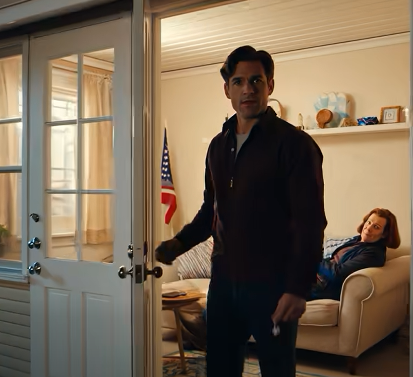 Jag hade precis flyttat in i mitt första hem på egen hand när jag en kväll kom in och fann mina föräldrar sittande i vardagsrummet. När jag frågade hur de hade kommit in, viftade mamma med en reservnyckel som jag aldrig hade gett henne och sa: “Det är familjens egendom nu – ingen anledning att göra något väsen av det.” Jag öppnade lugnt ytterdörren, log och svarade…