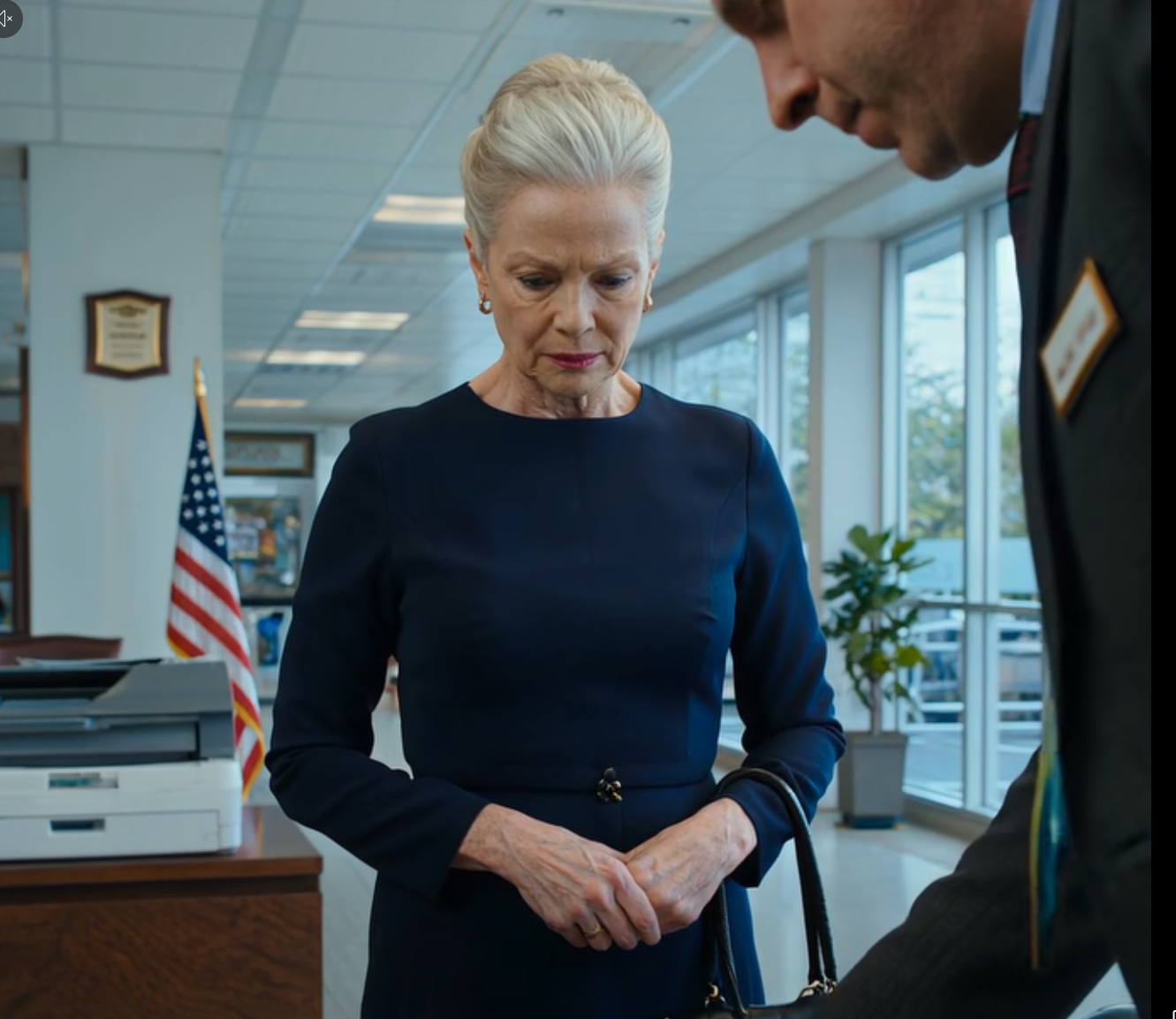 ”Nu när din man är död, sörj, packa dina väskor och kom aldrig tillbaka!” sa min svärdotter vid middagen, min son bara log och nickade: ”huset var aldrig riktigt ditt ändå.” Jag flyttade ut utan ett ord, nästa dag gick jag till banken och… – Nyheter