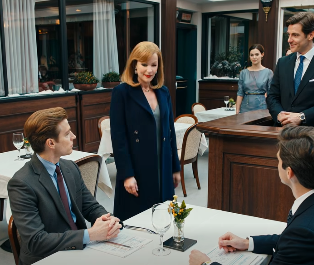 Mina barn planerade en middag på en exklusiv restaurang, men när jag kom fram fanns det ingen reservation för mig. Min dotter log och sa: “Kanske någonstans mer avslappnat skulle passa bättre för dig.” Jag började skratta och bad ägaren om ett bord, FÖR HAN VAR… – Nyheter