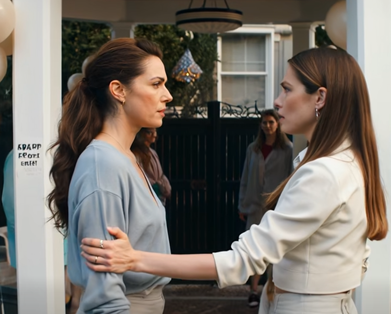 På familjefesten hittade jag min dotter på golvet medan de spelade in henne – min syster skrattade och sa: “Det är fantastiskt innehåll.” Jag bråkade inte. Jag sträckte mig över, stoppade inspelningen och gick ut. Bakom mig ropade min mamma: “Gå härifrån!” Men nästa morgon kallade hon mig panikslagen: “Snälla… hon kommer att förlora allt om du delar det där.” – Nyheter