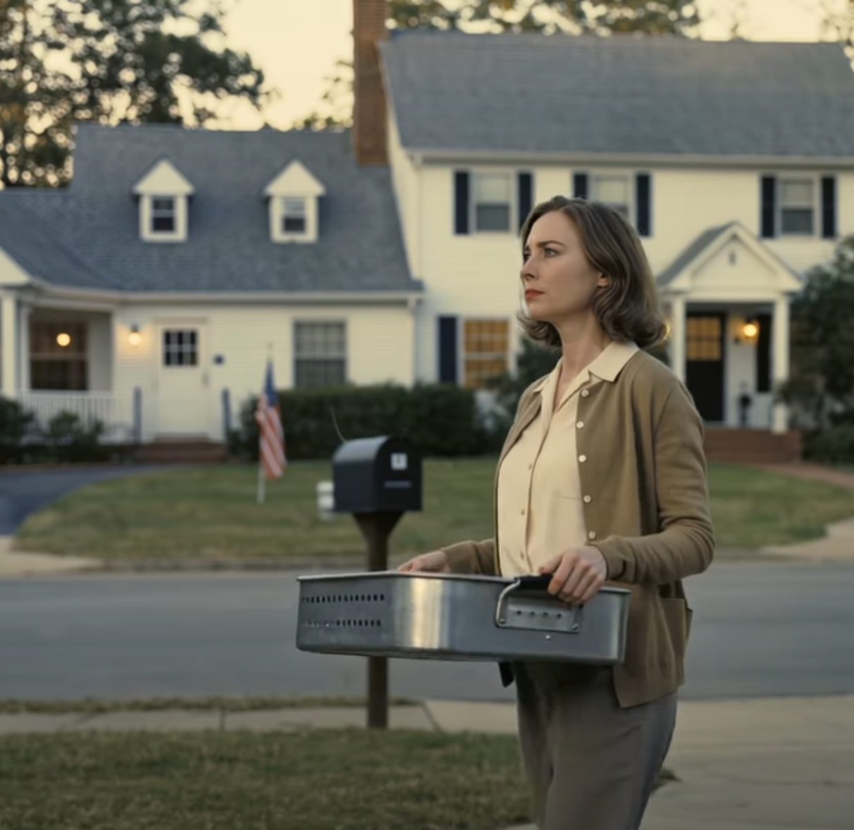 Inför gästerna sa min dotter: ”Du äter efter alla andra”, som om jag bara vore hjälpredan i mitt eget hem. Jag lyfte steken jag hade arbetat med hela dagen och gick tre kvarter ut i kylan. Jag grät inte. Jag blev tyst på ett sätt hon aldrig hört förut. Den kvällen gjorde jag det enda jag hade sagt till mig själv att jag skulle göra ”en dag”. – Nyheter