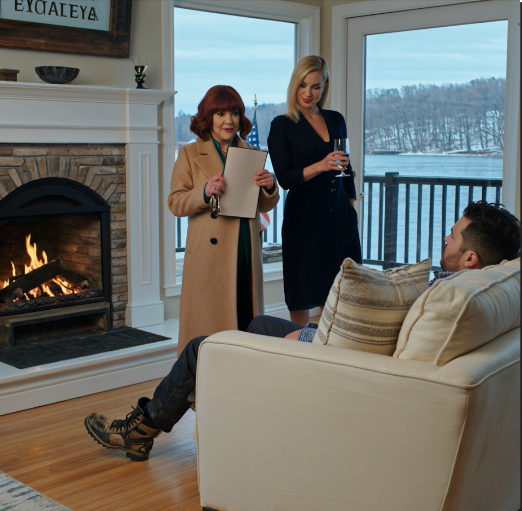 Jag köpte ett hus vid sjön i Genevasjön som min tysta belöning efter tio år av deadlines i Chicago. När jag öppnade dörren den söndagen satt min syster redan i min soffa, hennes mans stövlar på mitt trägolv, min eldstad brann som om de hade betalat för den. Hon skrek: “Gå ut annars ringer jag polisen”, och jag höjde inte rösten – jag sträckte mig efter en mapp de aldrig förväntade sig. – Nyheter