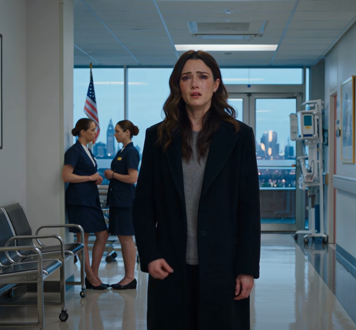 Efter att ha sagt adjö till min man på intensivvårdsavdelningen gick jag ut från sjukhuset med tårar fortfarande i ansiktet … och sedan hörde jag två sjuksköterskor viska något jag aldrig var menad att höra. En av dem sa: “Jag kan fortfarande inte fatta att de fortsätter med det här.” Den andra svarade: “Och hon har ingen aning.” Jag tystnade tvärt för i det ögonblicket kändes det inte längre som sorg. Det kändes som en plan. – Nyheter