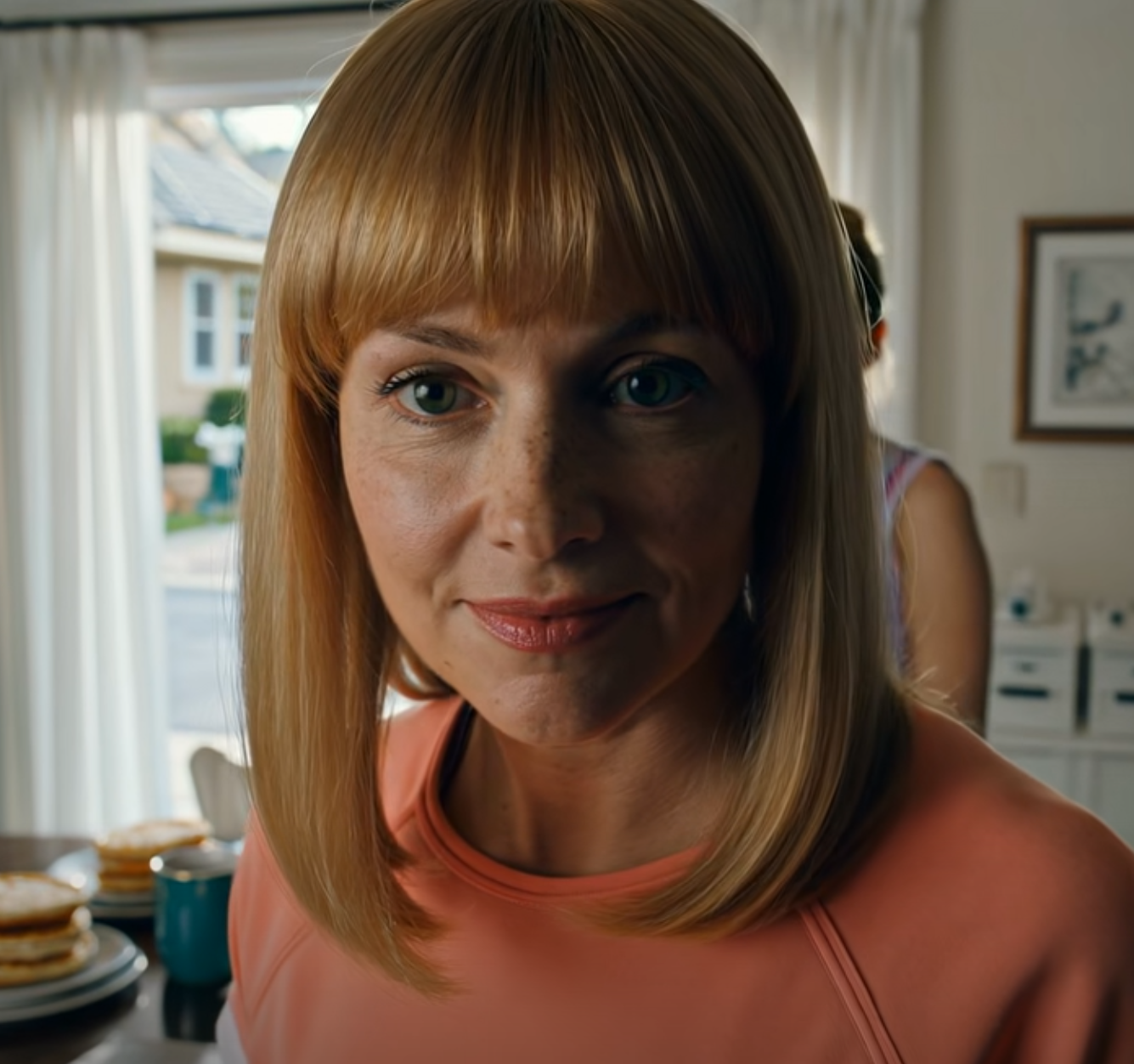 Jag serverade frukost, men min svärdotter skrattade med sina vänner, tillräckligt högt för att jag skulle höra: ”Hennes mat är hemsk. Jag står inte ut med att bo med henne”, fnissade de, och jag tappade inte humöret – jag bara log, dukade av bordet och gick tillbaka till mitt rum, och två timmar senare stannade en flyttbil precis utanför, och hennes ansikte blev blekt. – Nyheter