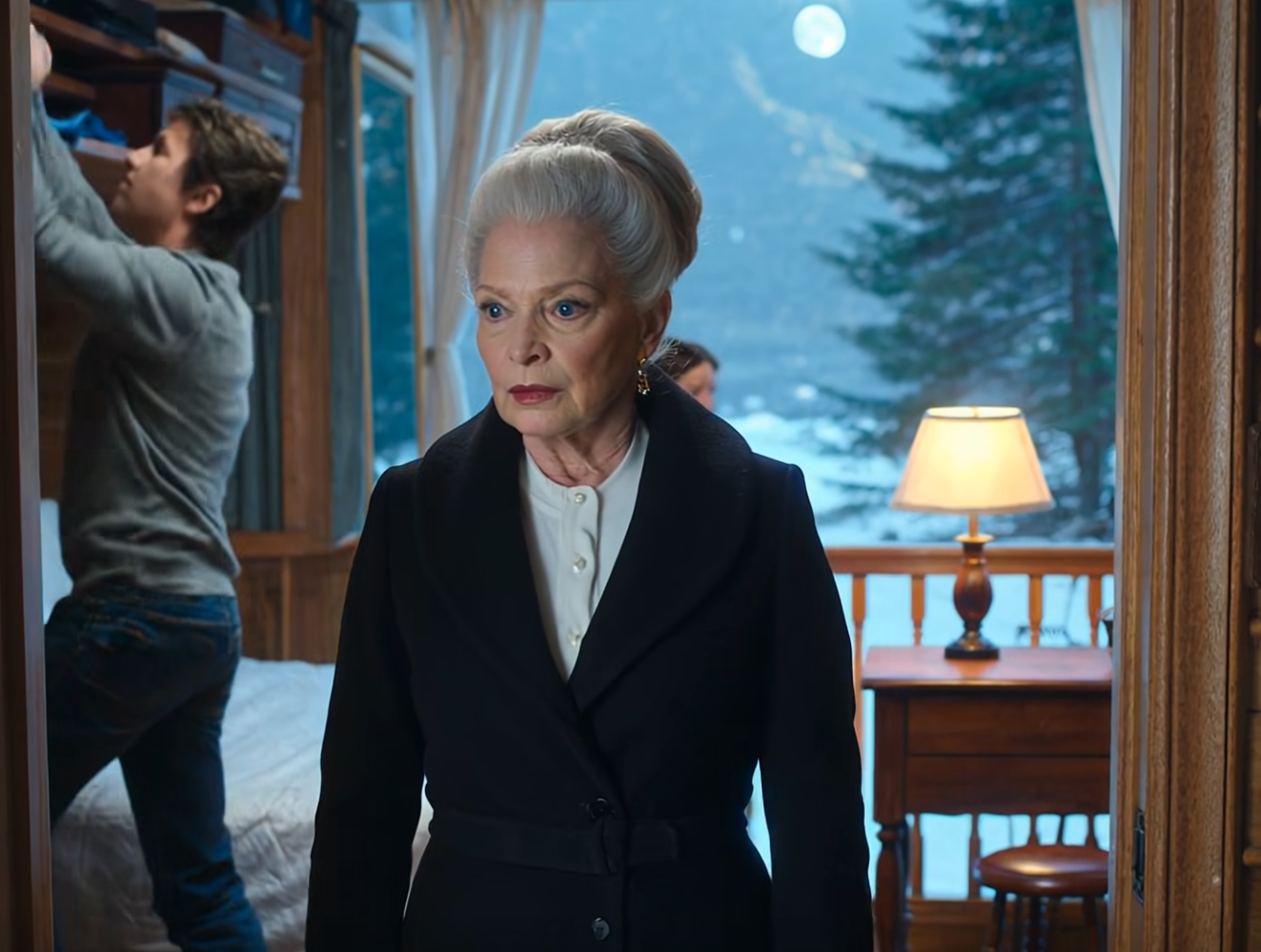 Mitt sjuåriga barnbarn viskade: ”Mormor… mamma sa att du inte kommer att vara här över jul.” Jag skrattade som om det vore ett barnsligt missförstånd tills jag kom hem tidigt, hörde ljudet av lådor som slets upp i mitt sovrum och insåg att fredagens ”läkarbesök” inte hade något med min hälsa att göra.