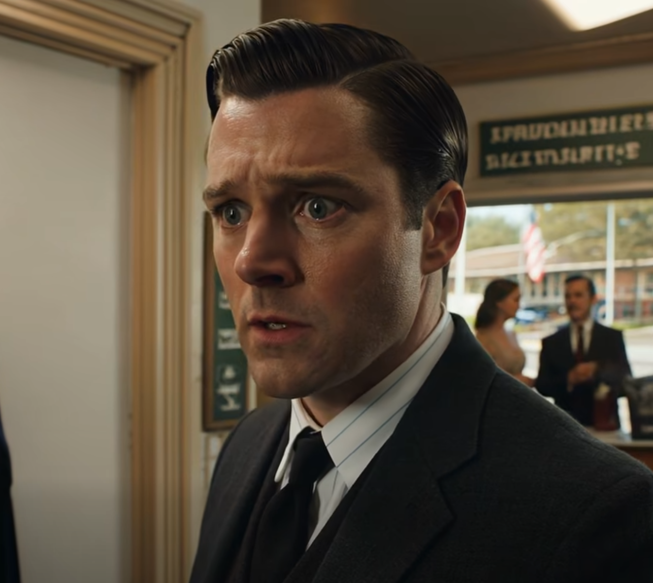 Innan vår bröllopsdag tog klädbutiksägaren tag i min arm, sa “göm dig”, och fem minuter senare stod jag i ett mörkt provrum och lyssnade på min egen fru och lugnt förklarade hur hon skulle hjälpa mig att komma ur mitt liv medan jag log under en fest på vår bakgård. – Nyheter