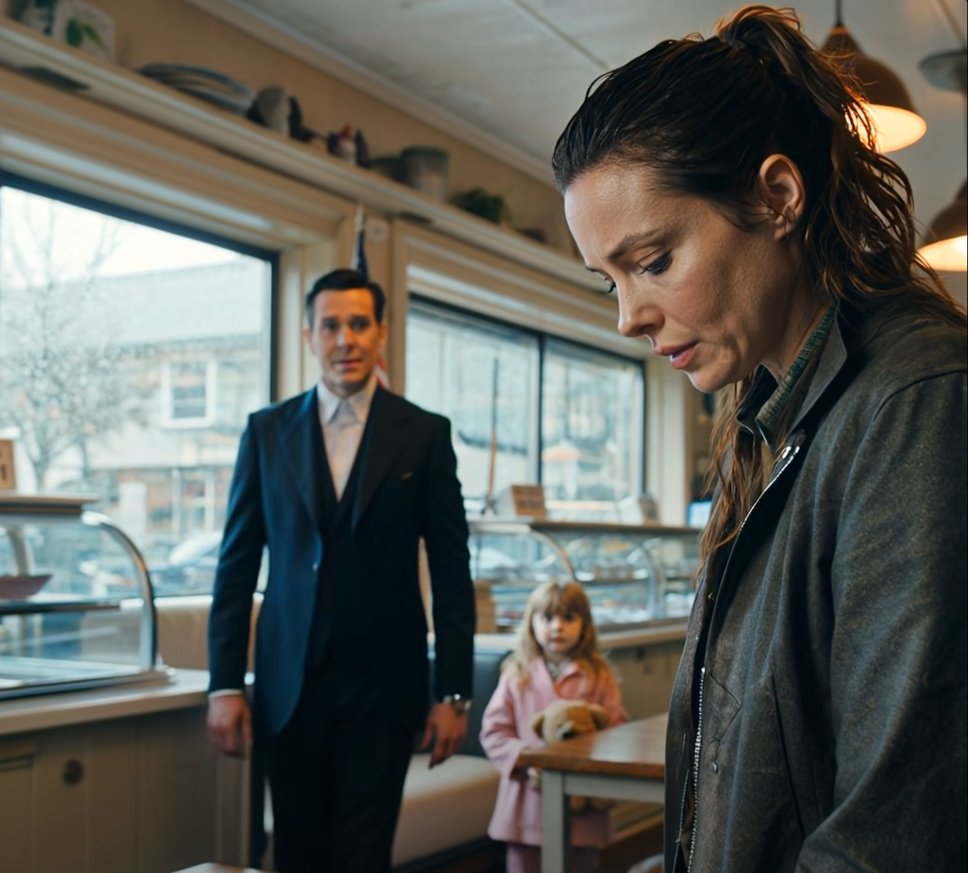 En mamma och hennes lilla flicka hade ett pinsamt ögonblick i ett bageri – men den tysta mannen i hörnet märkte allt… – Nyheter