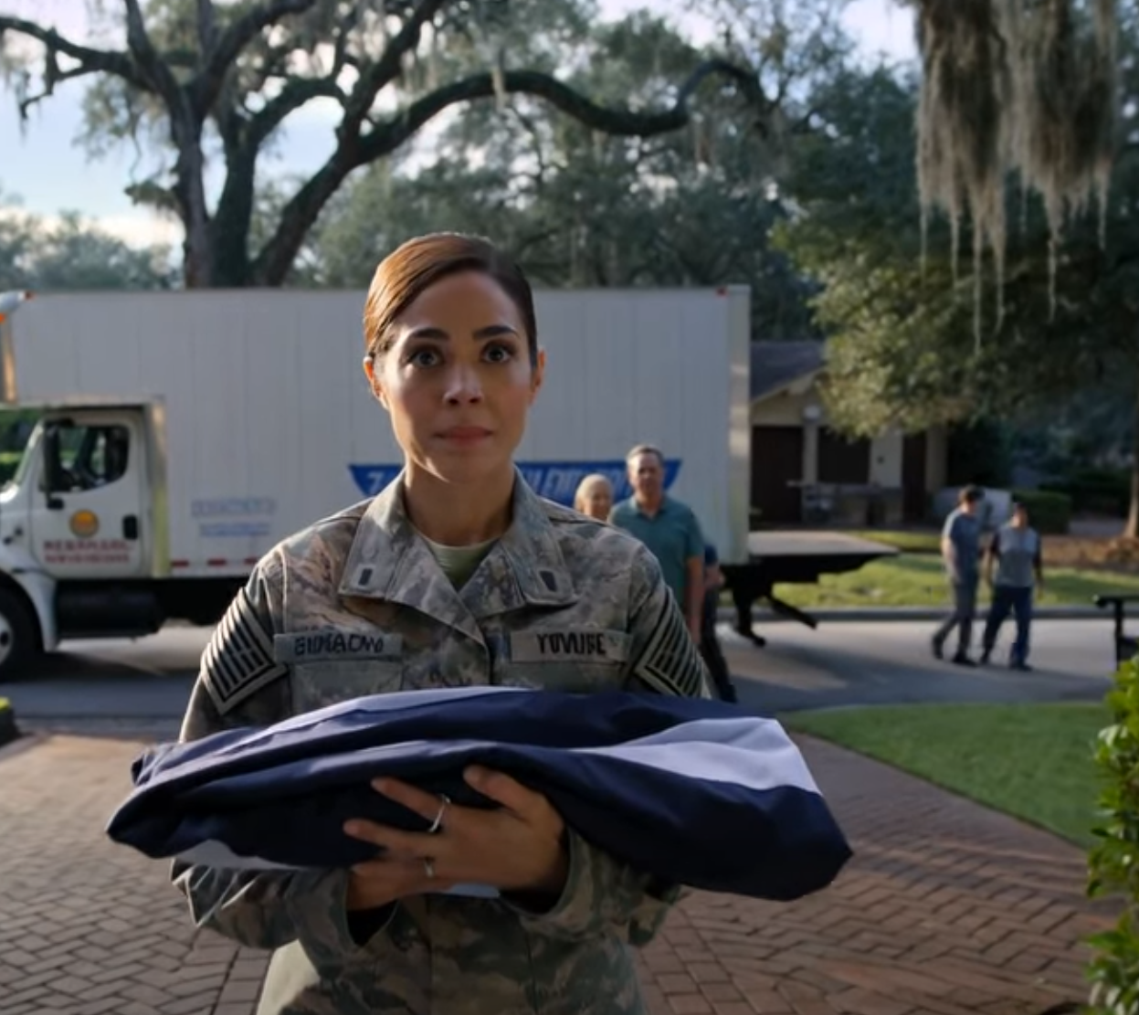 Morgonen efter min soldatmakes begravning hittade jag mina svärföräldrar som bytte lås. De sa “Endast blodsfamilj” – och började sätta stopp för mitt liv… tills jag påminde dem om den enda saken de glömt. – Nyheter