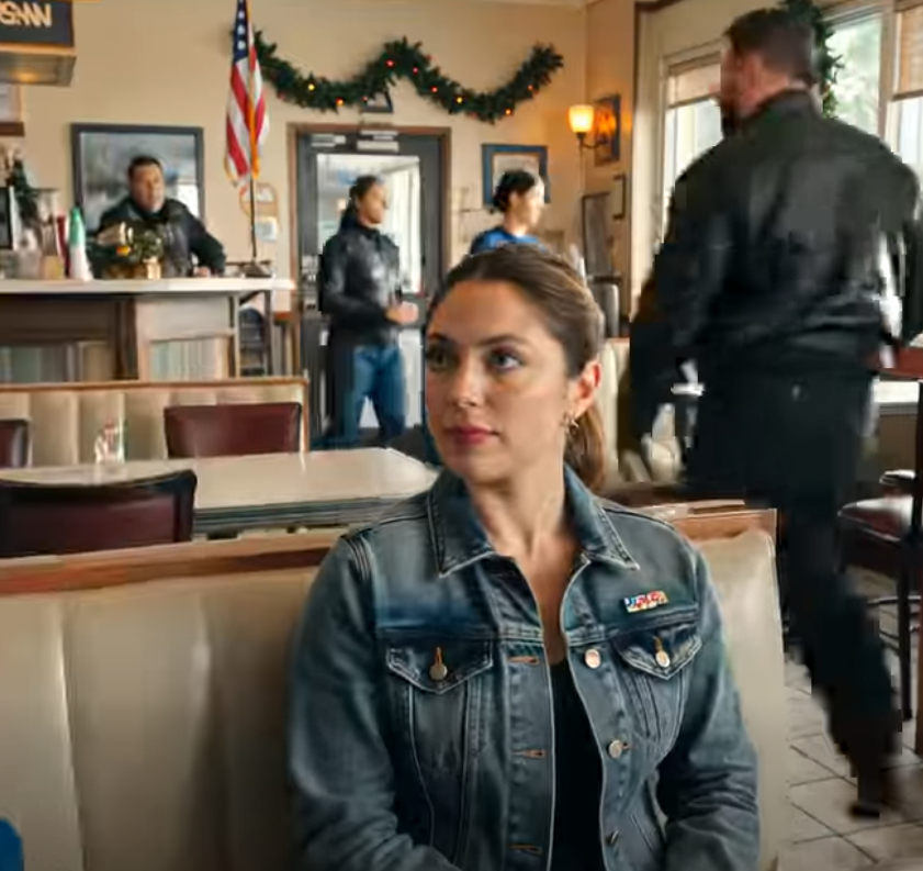 Motorcyklister skapar spänning på restaurangen Gyllene timmen läcker ut genom fönstren på Riverside Diner och lägger en varm rand – Nyheter