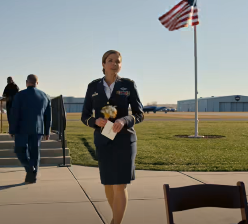 Ingen från min familj kom till min befordran i flygvapnet – inte ens min man eller mina barn. De gick alla till min brors fest istället. Men när jag gick av flyglinjen surrade min telefon med ett meddelande från min man: “Vi behöver prata. Brådskande…”