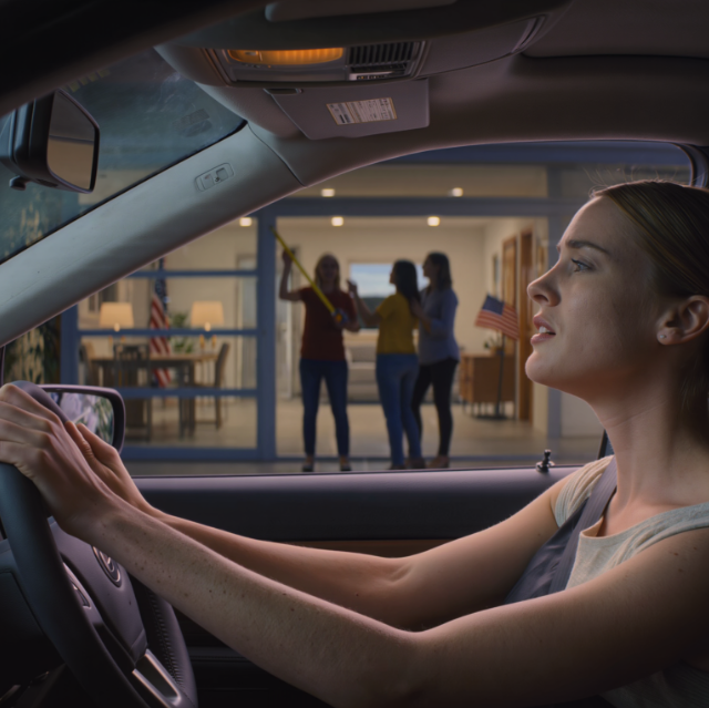 Jag köpte ett hus för 680 000 dollar i tystnad – sedan parkerade jag på uppfarten och såg min mamma visa min svägerska + en främling… måttband i handen, mätte fönsterkarmen som om hon ägde stället – jag bara log, backade och väntade… – Nyheter