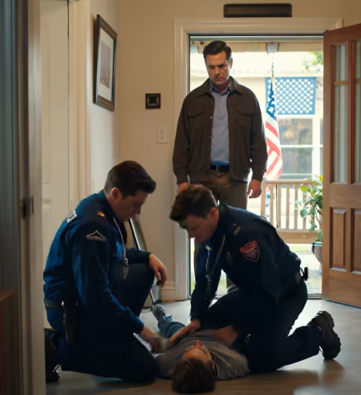 Jag är ambulanssjukvårdare. Min partner och jag svarade på ett 112-samtal hemma hos min svärmor – och patienten var min son. Han satt bredvid min frus bror, en man jag aldrig ens hade träffat. ”Jag mår bra, pappa”, viskade min son. Jag tvingade mig själv att vara professionell. Min partner började undersökningen, men tog plötsligt tag i min arm. ”Rör honom inte. Ring polisen.” ”Varför?” frågade jag – tills jag såg min sons rygg. Jag frös till. Och min sjukvårdsväska gled ur min hand. – Nyheter