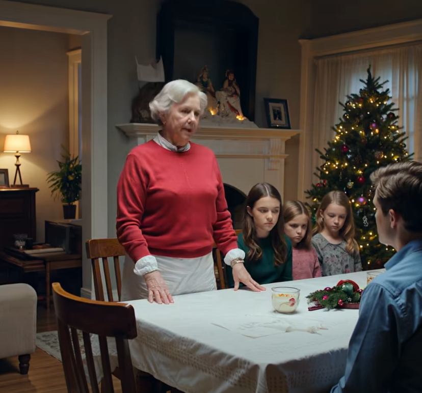 Min son och hans fru förstörde julmiddagen för fjärde året i rad… Tallrikarna skallrade när han slog i bordet och ropade: “Du tar alltid hennes parti!” Min dotter satt stelfrusen, barnbarnen stirrade tyst. Jag slog ner handen och sa: “Nog. Stick ut ur mitt hus.” Den kvällen gjorde jag det otänkbara – och nästa morgon, när de såg skylten i min trädgård… var det alldeles för sent.