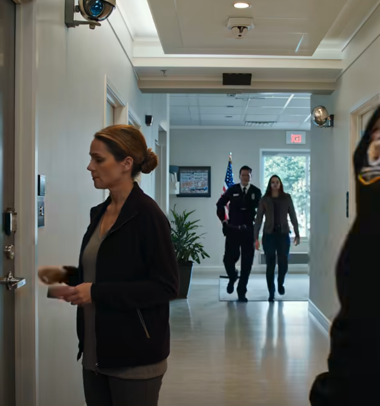 Mina föräldrar fortsatte att släppa in sig i min lägenhet – så jag flyttade tyst och uppdaterade min access. När de försökte med den gamla nyckeln igen mötte de byggnadens säkerhetsvakter istället för mig. – Nyheter