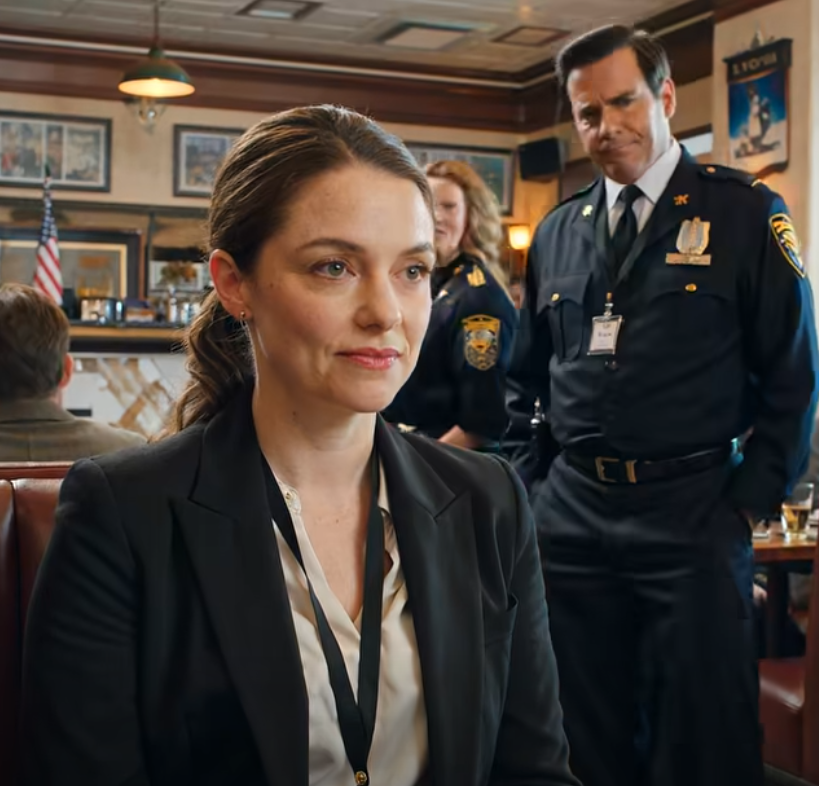 Min syster försökte “kolla” min bricka vid middagen – då blev hennes kapten alldeles stilla när han såg den…