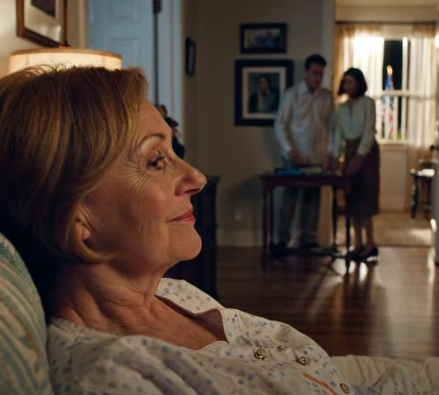 På natten hörde jag min son dela mitt korts fyra siffror med min svärdotter: “Gör uttagen, hon har över 80 000 dollar där inne!” Klockan 03:15 var huset tyst – verandalampor lyste, en flagga på grannens veranda rörde sig knappt, den avlägsna motorvägen surrade som en vaggvisa. Jag låg på min sida, stirrade i taket och försökte somna om i huset jag hade byggt med årtionden av noggranna val.