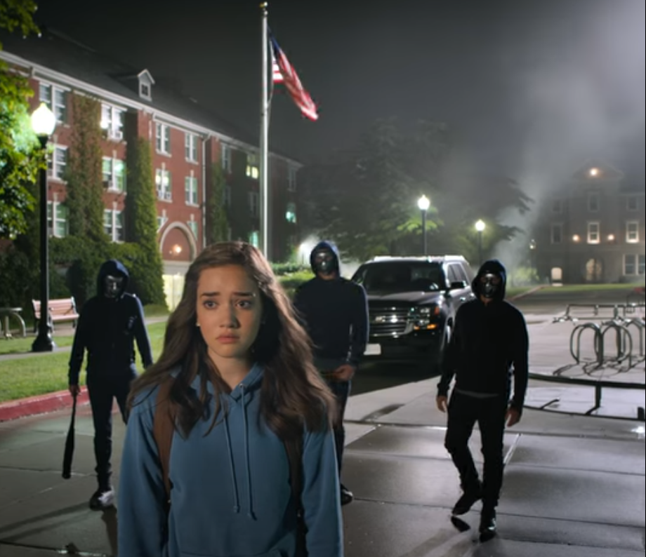 “Tre maskerade figurer omringade min dotter Lila utanför hennes studenthem. Ryder Callahan blockerade hennes väg medan Preston Whitmore lyfte basebollskitan – en gång, två gånger, tre gånger.