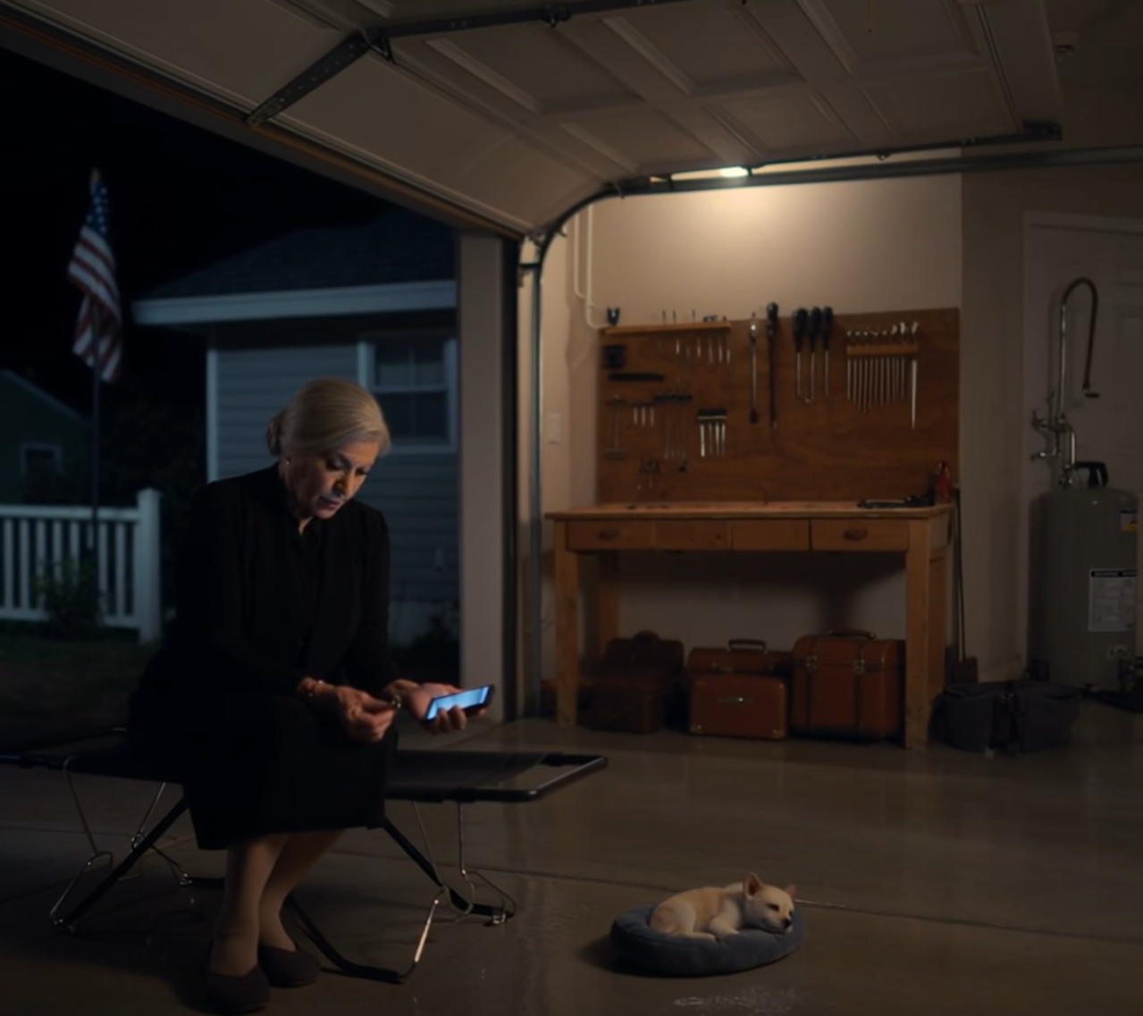 Den dagen min man gick bort staplade min svärdotter in mina väskor i garaget – omedveten om de 19 miljoner dollar och villan han hade lämnat till mig. Den natten sa hon: ”Från och med nu ska du sova i garaget.” Alldeles bredvid stod sängen till hennes bortskämda hund. Jag log bara och svarade mjukt: ”Okej” – för hon hade ingen aning om att jag skulle skriva om reglerna. När hon väl insåg det… hade allt redan förändrats. – Nyheter