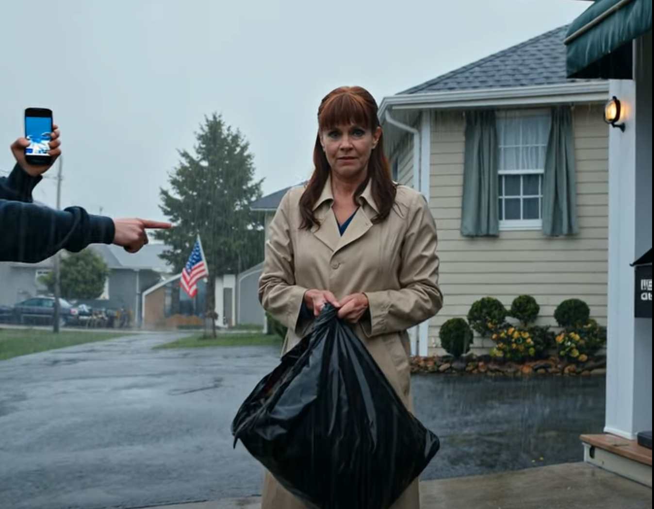 ”Ut nu, annars ringer jag myndigheterna!” skrek min dotter en stormig eftermiddag och kastade sedan mina kläder i regnet. Min svärson, alltid på sin sida, filmade nonchalant allting med ett självbelåtet flin.