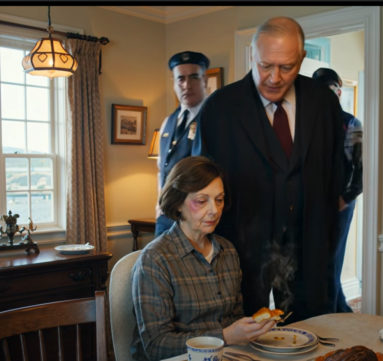 Min son slog mig på Thanksgiving och skrattade: “Nu vet du äntligen var du ska vara” — Nästa morgon dukade jag som om ingenting hade hänt, hällde upp hans kaffe, och när han satte sig ner och flinade lät jag honom se vem som egentligen satt vid bordshuvudet – Nyheter