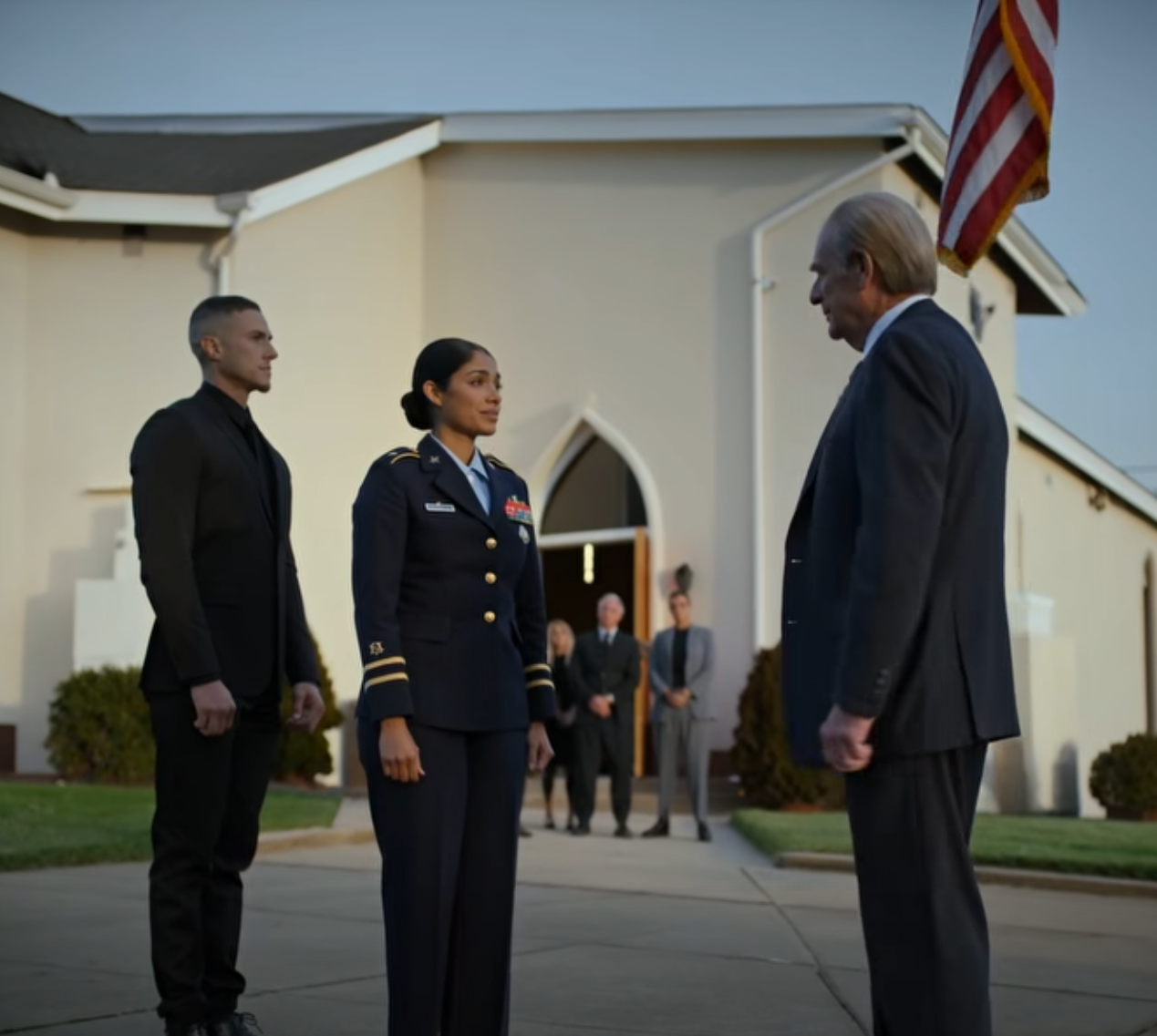 Jag blev gravid i tionde klass. Min pappa avbröt mig och sa åt mig att gå. 20 år senare, på min mammas minnesstund, kom han nära och sa: “Så… har du äntligen lärt dig din läxa?” Jag svarade lugnt: “Ja? Träffa min man sedan.” Och han blev tyst. – Nyheter