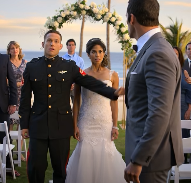 Min bror lade händerna på mig direkt på mitt bröllop. Publiken frös till, min käke domnade av och min vita spets blev märkt. Sedan sa min man, en marinpilot, lugnt: “Du lade just händerna på en officer. Vänd dig mot väggen.” – Nyheter