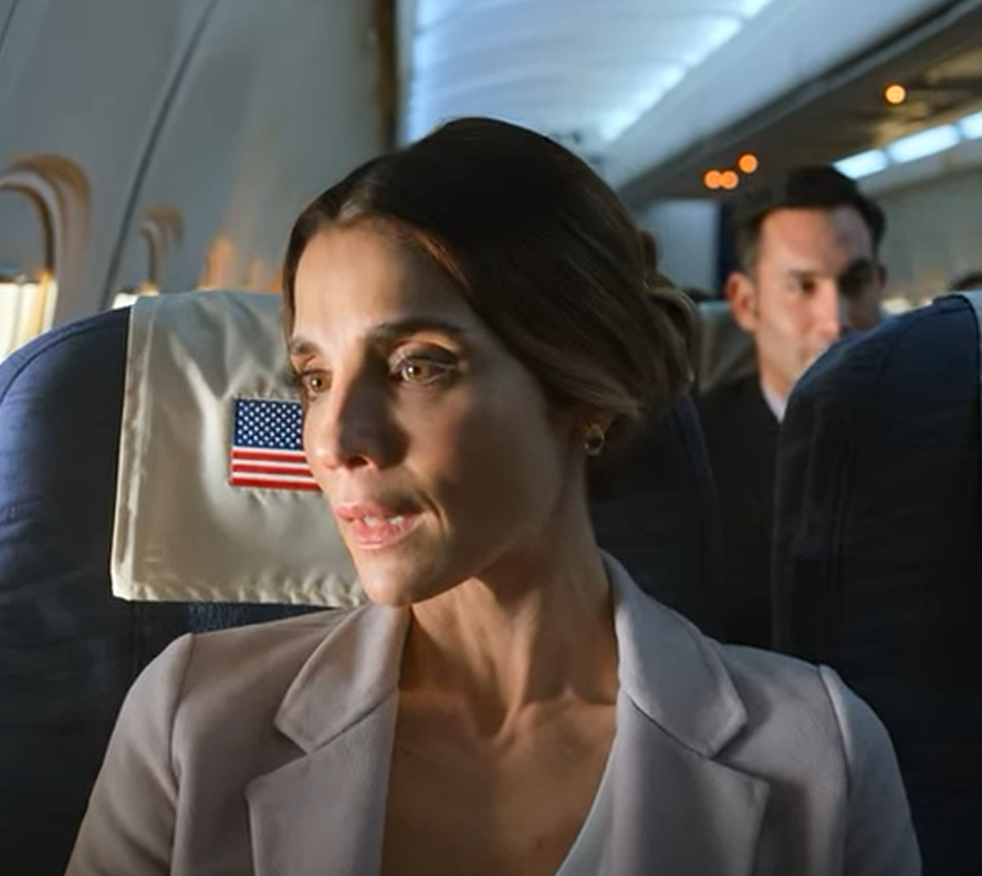 Efter att ha förlorat sin man för tre år sedan tog en mamma med sig sin son på semester. Sedan viskade han: ”Mamma… Pappa är här – sitter med en kvinna.” – Nyheter