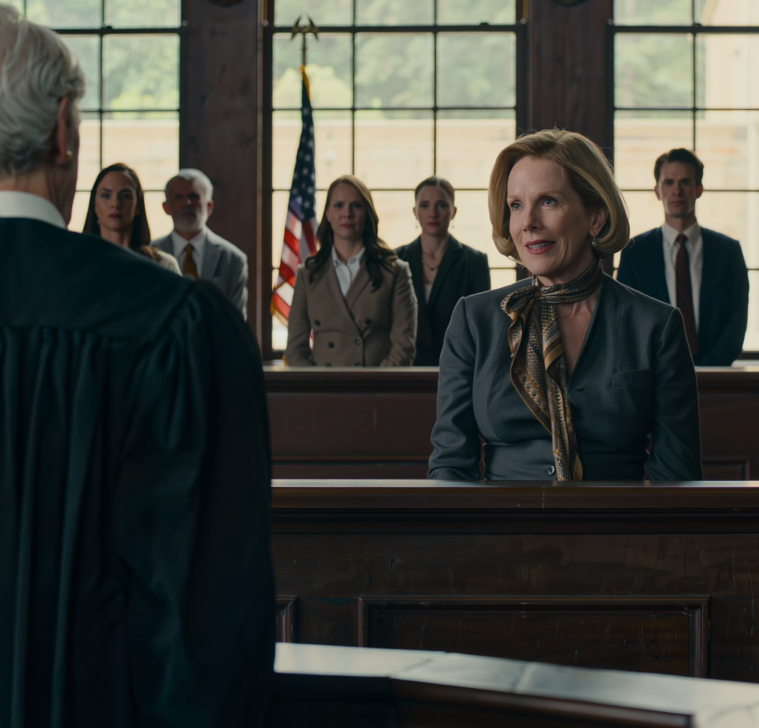 ”Hon är inkompetent!” skrek min mamma i rätten. Jag förblev tyst. Domaren frågade: ”Vet du verkligen vem du stämmer?” Hennes advokat stelnade till. Mammas ansikte blev grått. ”Vänta… va?” – Nyheter