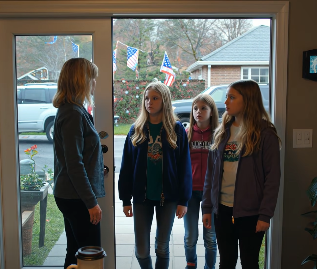 Mina tio döttrar lämnade mig ensam på julafton. De sa: ”Vi har våra egna liv, mamma. Sluta lägga er i.” På morgonen insåg de att det ekonomiska stöd jag i tysthet hade gett i åratal hade upphört, och att husen de var så säkra på skulle bli deras hade lagts ut till försäljning. Min telefon hade 76 missade samtal. – Nyheter