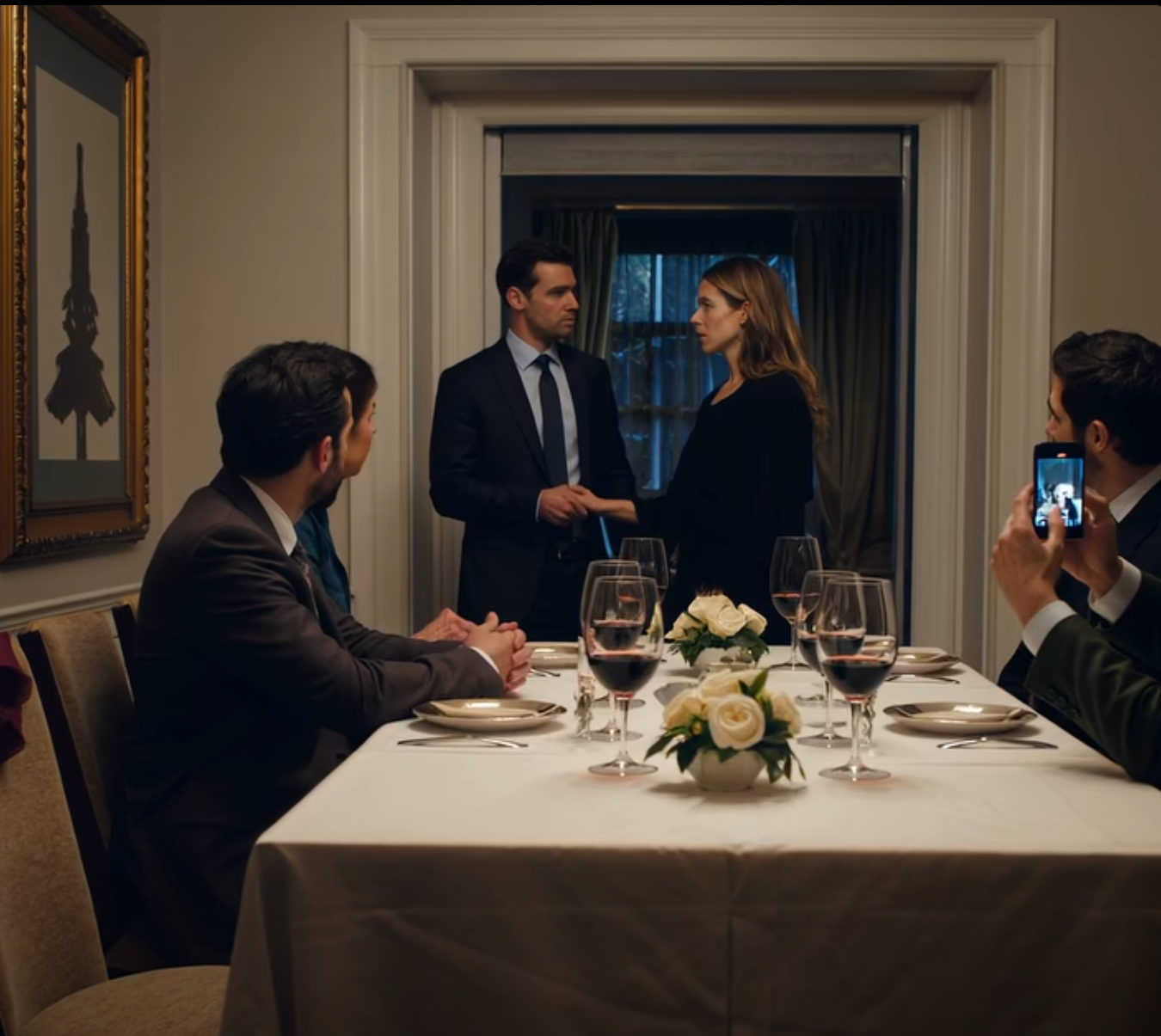 På vår 10-årsjubileumsmiddag stod jag framför alla med ett blått öga. Rummet blev tyst. Min man sa stolt: “Det var mina systrar… De lärde henne lite respekt.” Hans systrar skrattade stolt… Sedan gick min tvillingsyster fram till min man och gjorde något som chockade dem alla… – Nyheter