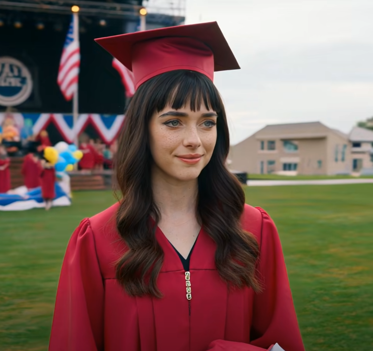 Den dagen jag höll Harvards avslutningstal sms:ade min mamma från min kusins ​​poolparty: ”Examenstal är så tråkiga ändå.” Fem år senare ringde Harvard igen – den här gången bad de mig hålla avslutningstal som deras mest framgångsrika alumn. Min familj, som inte hade pratat med mig på fem år, hittade plötsligt mitt nummer genom en ”nödkontakt” som jag hade glömt att existerade. De dök upp i Boston och log som stolta föräldrar, och innan förrätterna landade bad de om avkastning på sin ”investering” i mig. Samma personer som en gång sålde min mormors böcker för femtio dollar försökte nu fakturera min framgång…