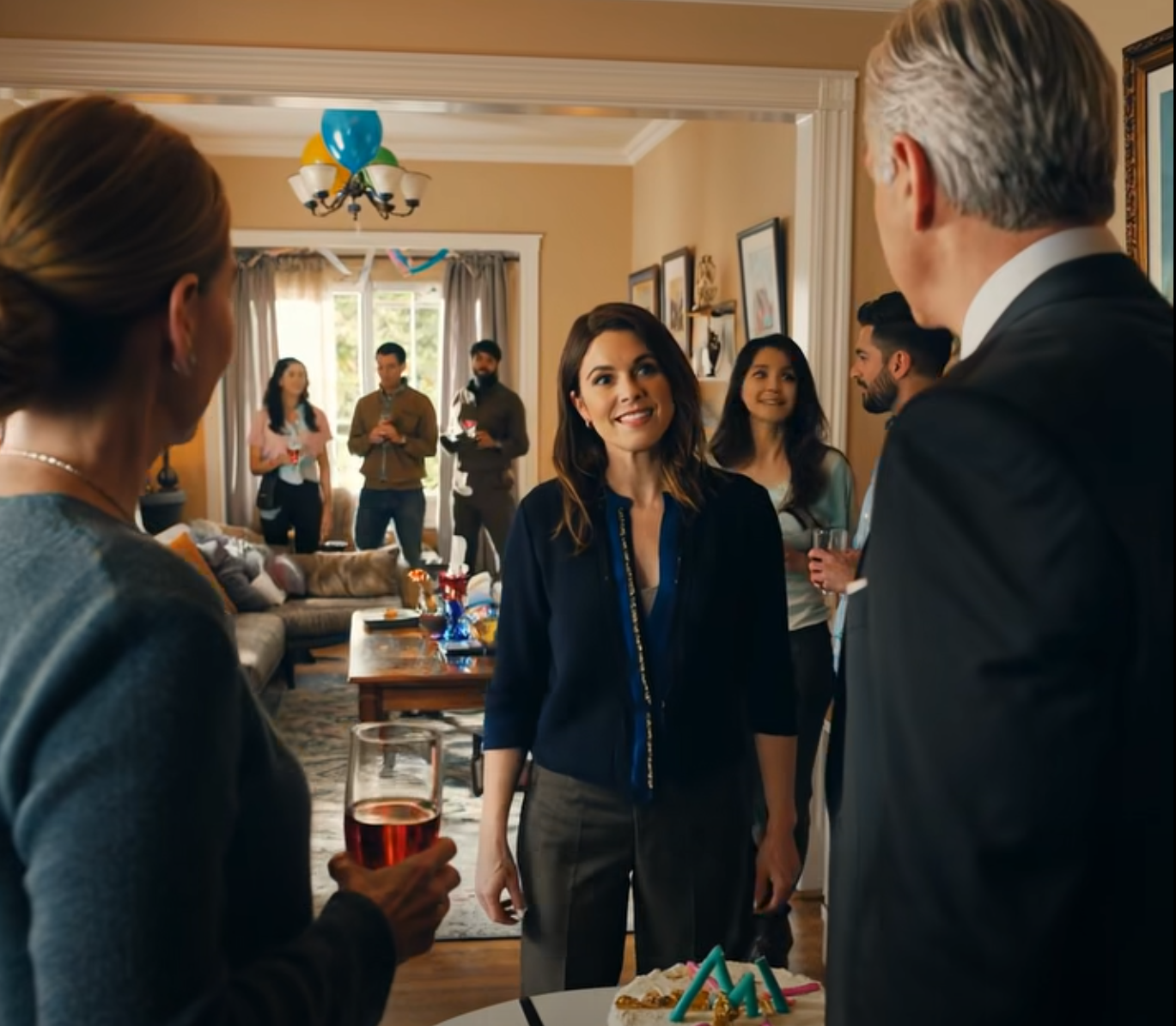 På min mans födelsedag presenterade min svärmor mig för sin chef som en “arbetslös förlorare och misslyckad fru”. Hennes chef tittade på mig, log och sa till henne: “Du är avskedad.”