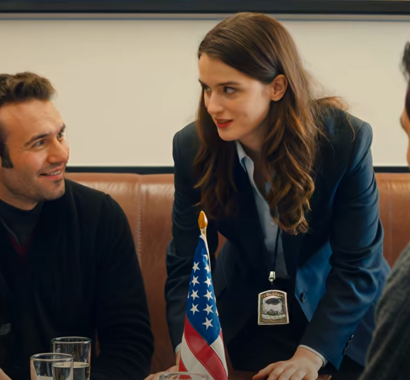 På middag med vänner skämtade min man: ”Jag gifte mig bara med henne av medlidande – ingen annan skulle ha valt henne.” Alla skrattade. Jag sa inte ett ord och gick tyst till toaletten. Men när jag kom tillbaka… sa jag en mening som han aldrig skulle glömma. – Nyheter